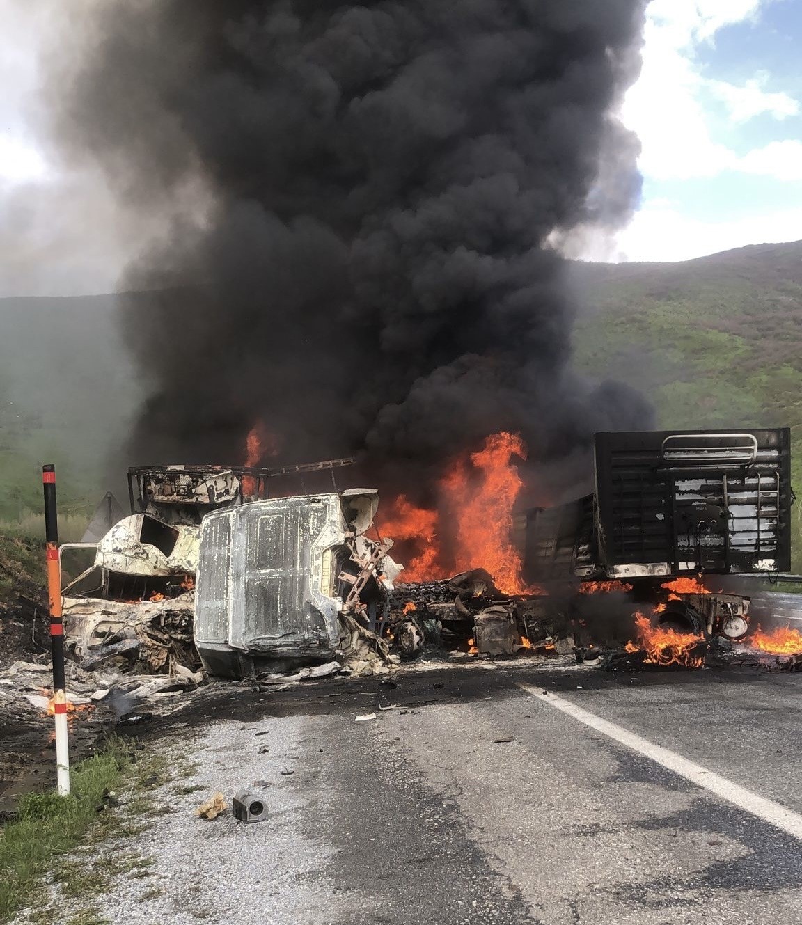 Bitlis'in Tatvan ilçesinde iki tırın kafa kafaya çarpışarak alev topuna