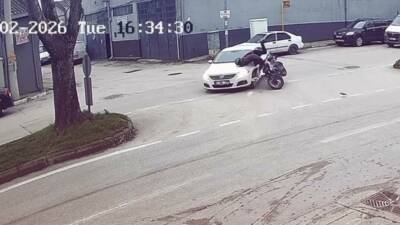 Bursa'da otomobil ile motosikletin çarpıştığı kazada motosiklet sürücüsü yaralanırken kaza