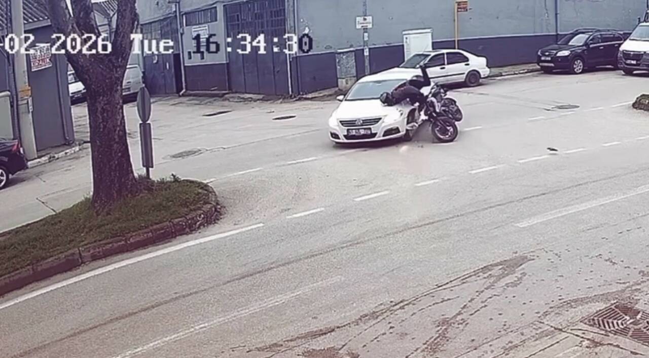 Bursa'da otomobil ile motosikletin çarpıştığı kazada motosiklet sürücüsü yaralanırken kaza