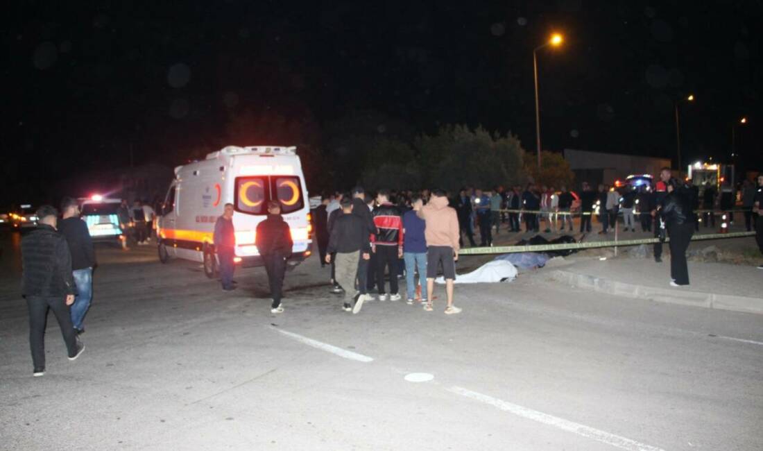 Antalya’nın Kumluca ilçesinde motosikletin, kontrolsüz kavşaktan dönmeye çalışan belediyeye ait