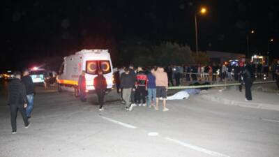 Antalya’nın Kumluca ilçesinde motosikletin, kontrolsüz kavşaktan dönmeye çalışan belediyeye ait
