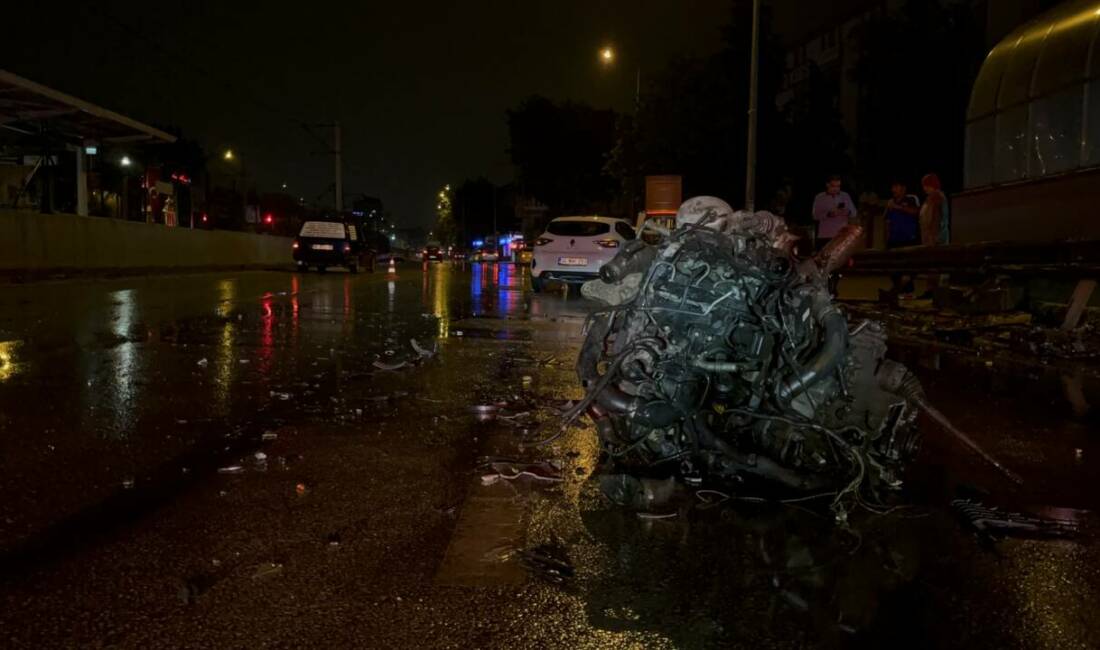 Bursa’da yağıştan dolayı direksiyon hakimiyetini kaybeden araç önce duvara, daha