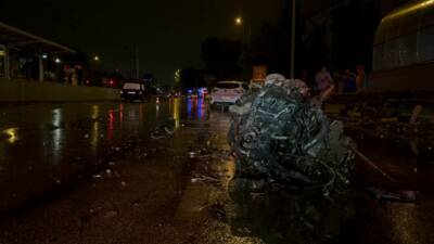 Bursa’da yağıştan dolayı direksiyon hakimiyetini kaybeden araç önce duvara, daha