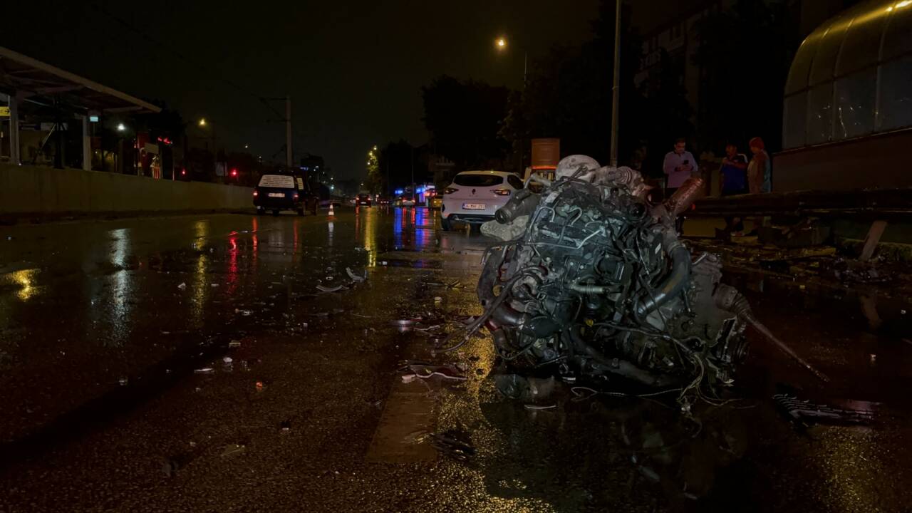 Bursa’da yağıştan dolayı direksiyon hakimiyetini kaybeden araç önce duvara, daha