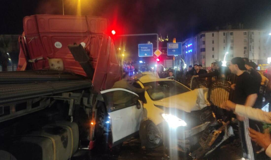  Giresun’da Karadeniz Sahil Yolu’nun liman mevkiinde tır ile iki otomobilin