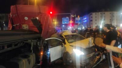 Giresun’da Karadeniz Sahil Yolu’nun liman mevkiinde tır ile iki otomobilin