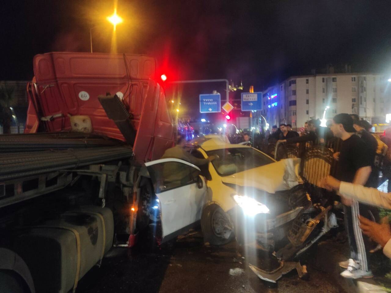  Giresun’da Karadeniz Sahil Yolu’nun liman mevkiinde tır ile iki otomobilin