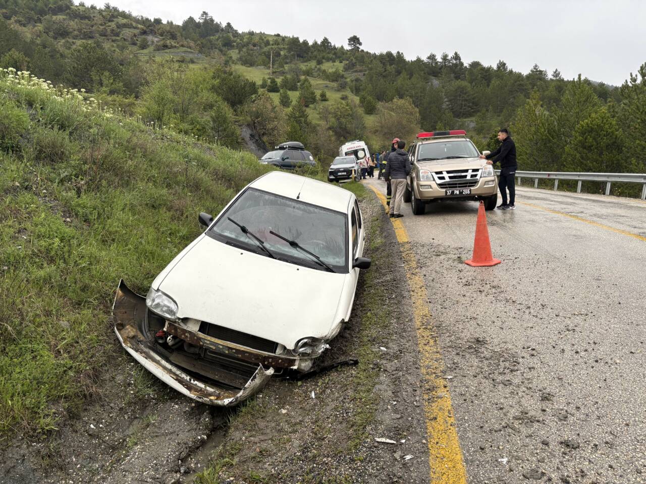 Kastamonu’nun Tosya ilçesinde kontrolden çıkan otomobil, şarampole çarptı. Kazada sürücü