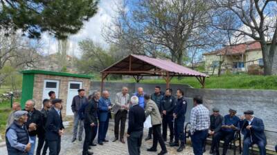 Ağaçören Kaymakamı Metin Korkmaz, Abalı Köyü’nde vatandaşlarla bir araya gelerek