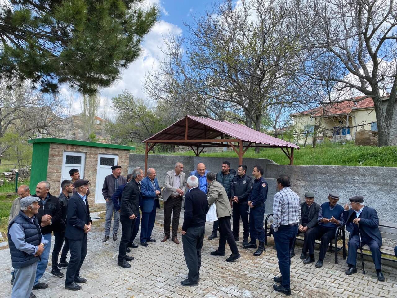 Ağaçören Kaymakamı Metin Korkmaz, Abalı Köyü’nde vatandaşlarla bir araya gelerek