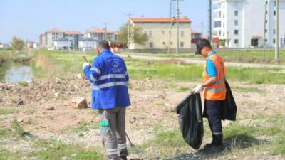 Aksaray Belediyesi ekipleri, Hürriyet Mahallesi’nde kapsamlı temizlik çalışması yürütüyor. Yol