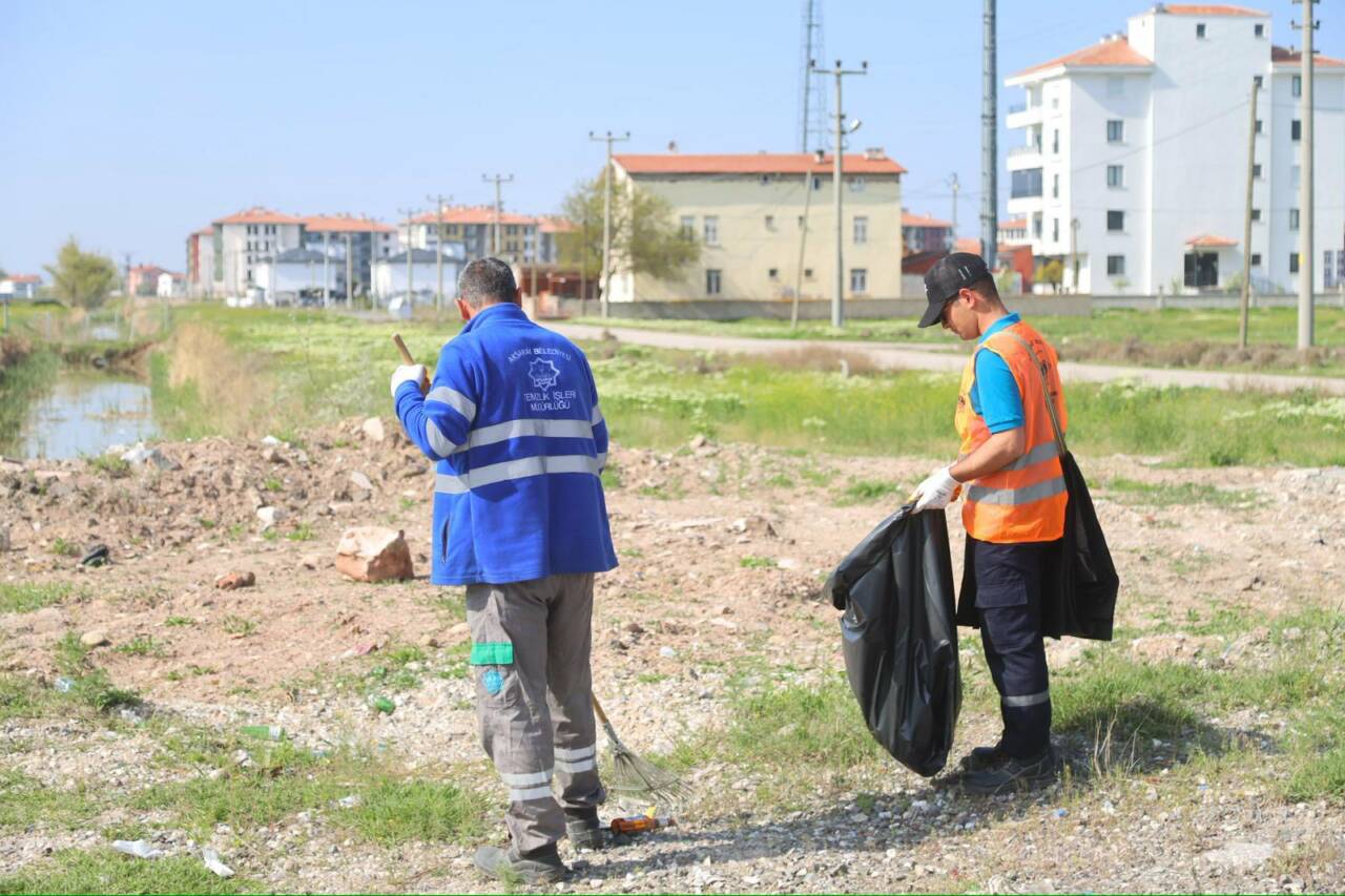 Aksaray Belediyesi ekipleri, Hürriyet Mahallesi’nde kapsamlı temizlik çalışması yürütüyor. Yol