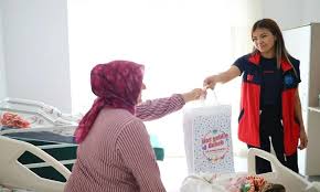 Aksaray Belediyesi, yeni bebek sahibi olan aileleri evlerinde ziyaret ederek