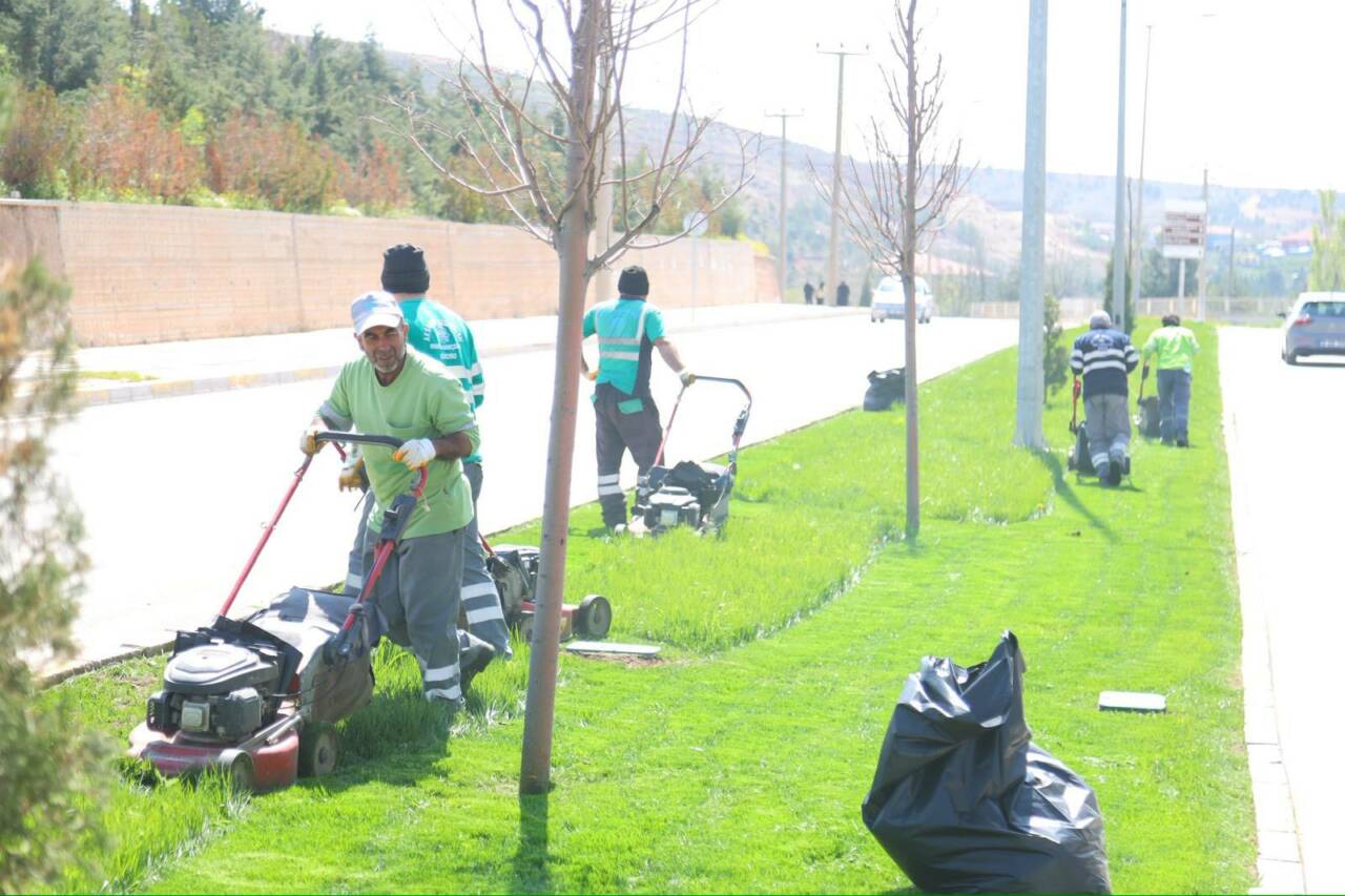Aksaray Belediyesi ekipleri, Zafer Mahallesi’nde çim biçme ve peyzaj düzenleme