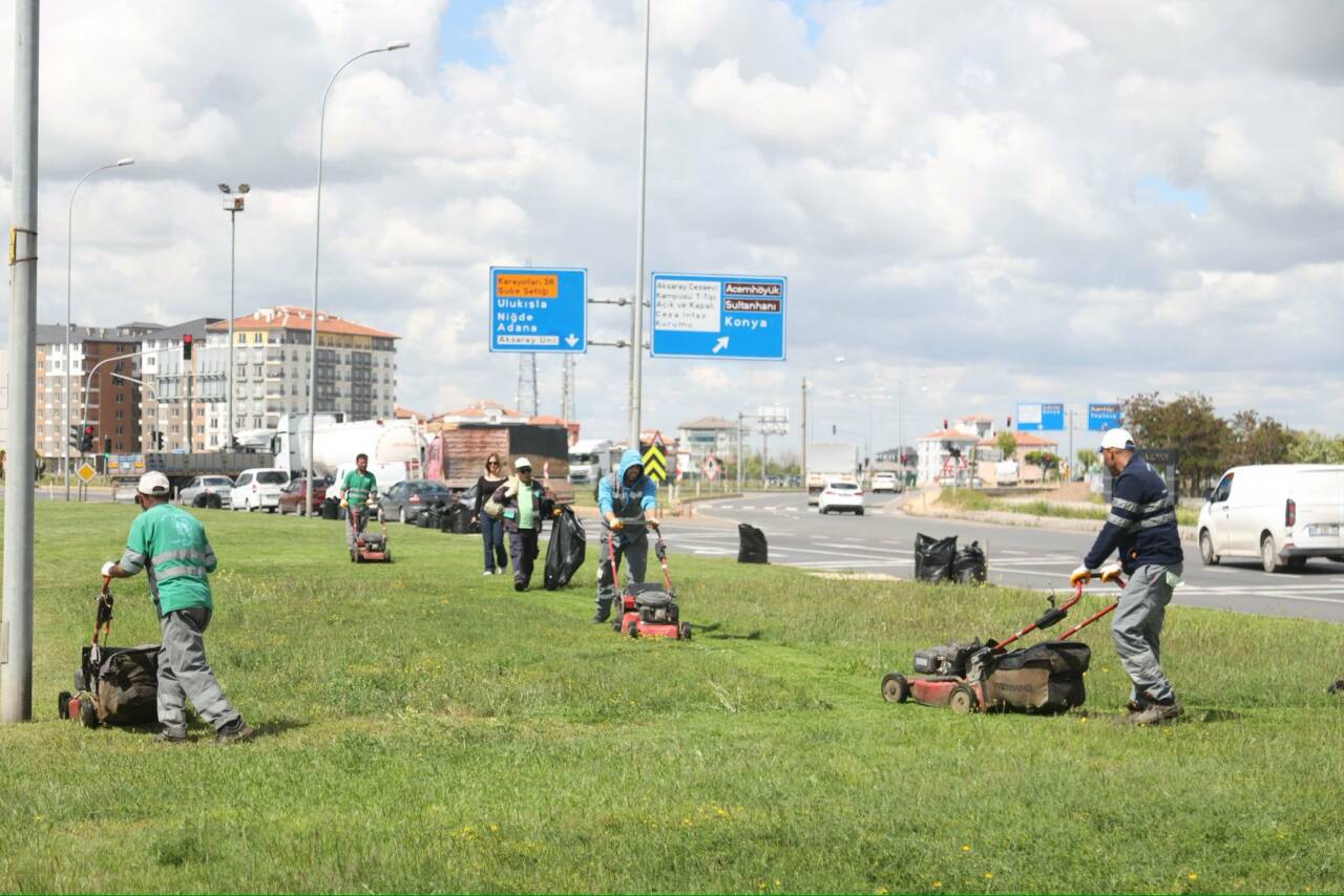 Aksaray Belediyesi, ana arterlerde yürüttüğü çim biçme ve refüj düzenleme