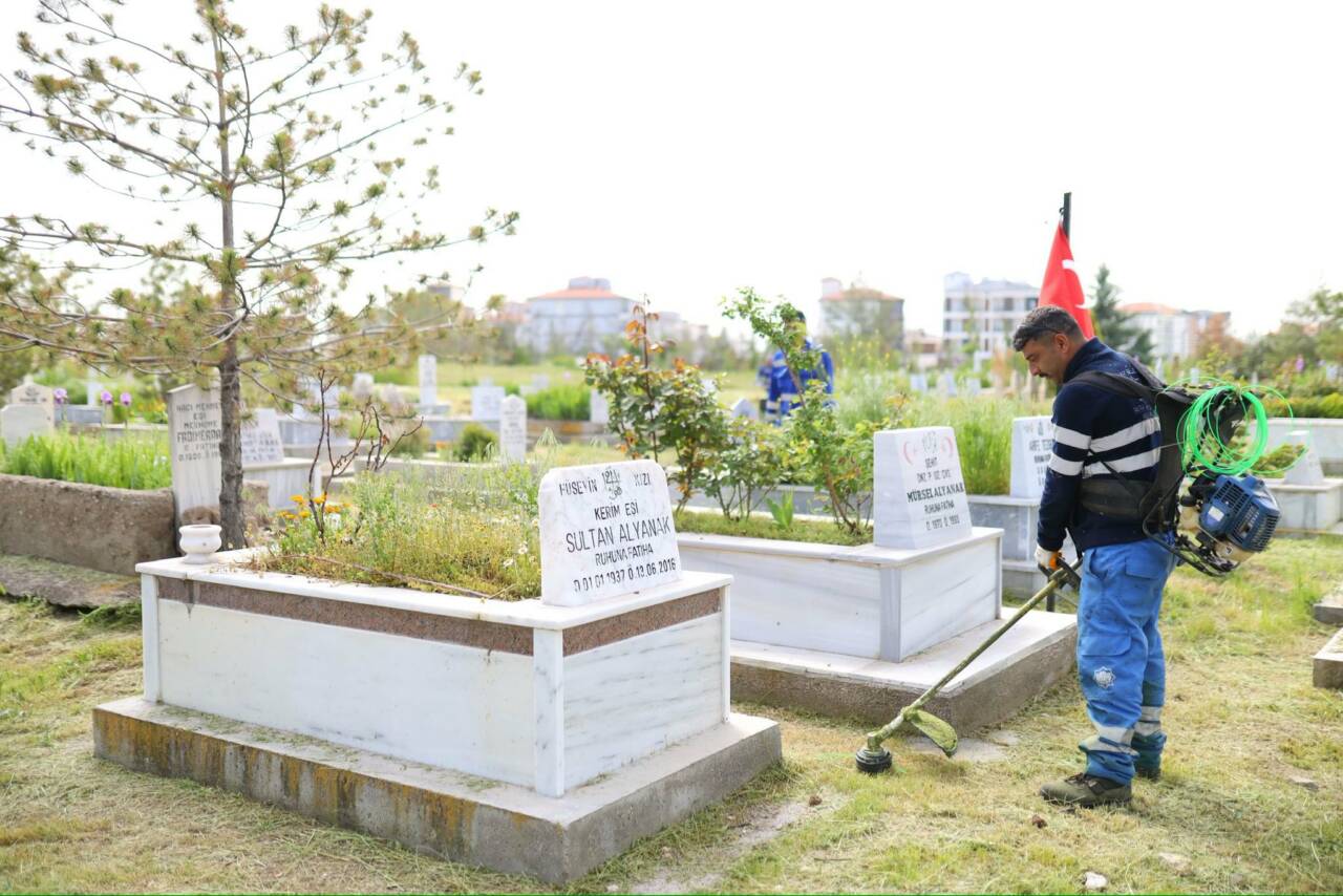 Aksaray Belediyesi, Aratol Mahallesi mezarlığında temizlik ve çevre düzenleme çalışmalarını