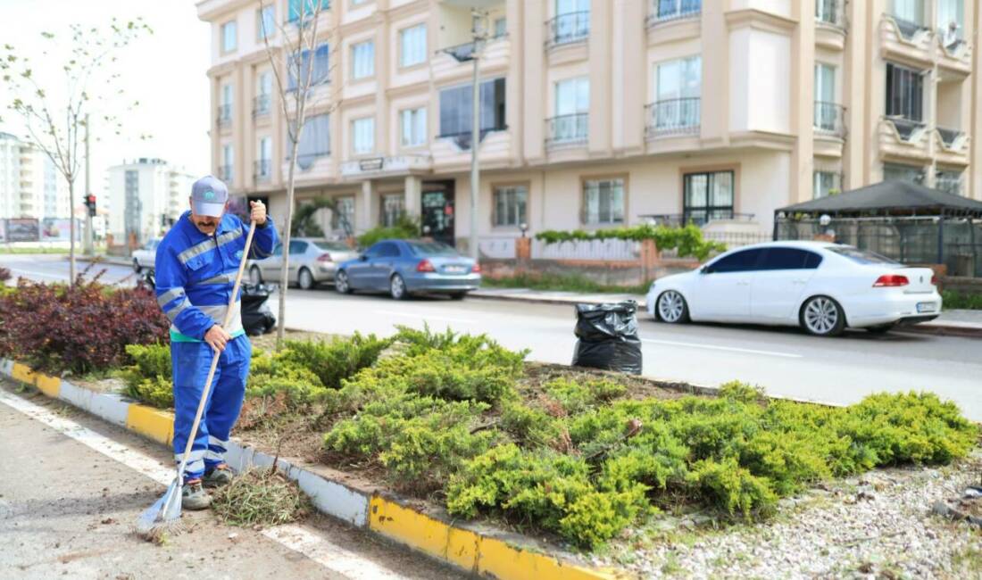 Aksaray Belediyesi ekipleri, Küçük Bölcek Mahallesi’nde yürüttüğü peyzaj ve temizlik