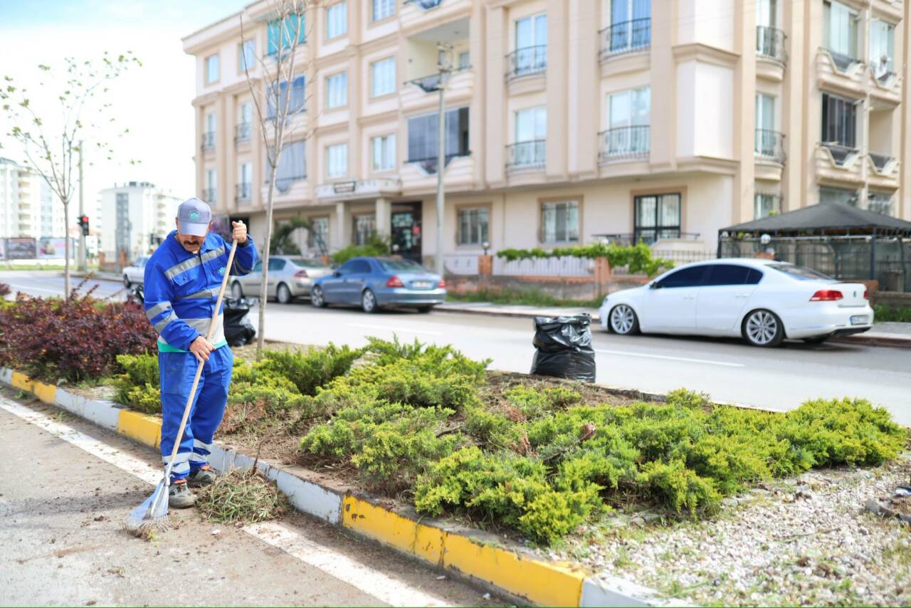 Aksaray Belediyesi ekipleri, Küçük Bölcek Mahallesi’nde yürüttüğü peyzaj ve temizlik