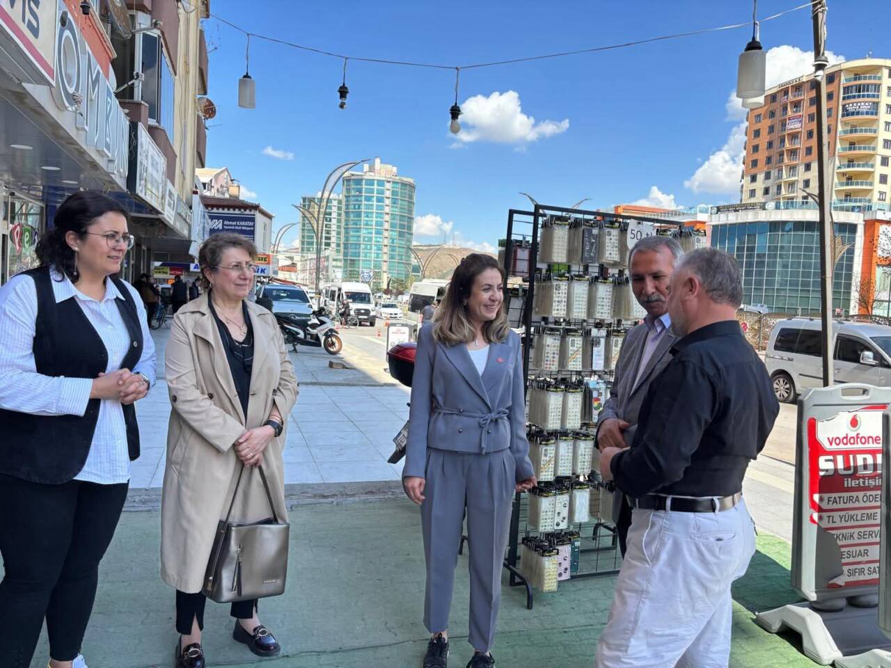 CHP Merkez İlçe Başkanı Yasemin Turan Özdemir ve parti yöneticileri,