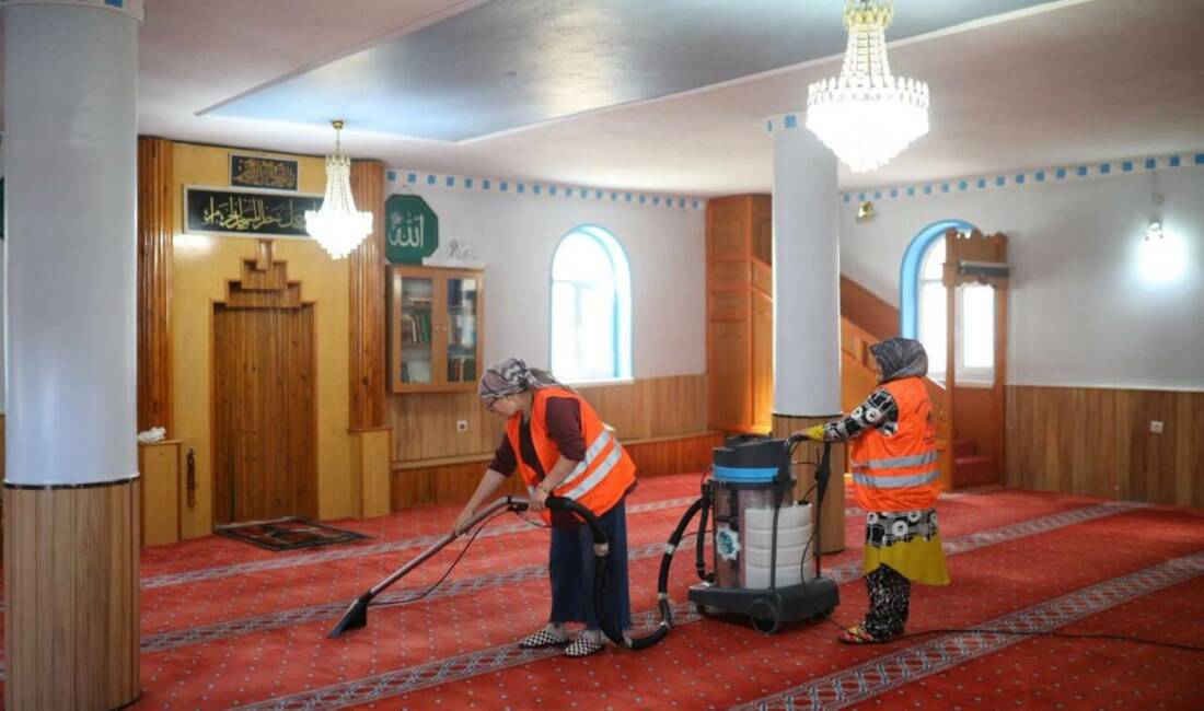 Aksaray’da ibadethanelere titiz bakım: Camilerde temizlik seferberliği Aksaray Belediyesi, şehir genelindeki cami ve ibadethanelerde düzenli temizlik çalışmalarını