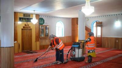 Aksaray Belediyesi, şehir genelindeki cami ve ibadethanelerde düzenli temizlik çalışmalarını