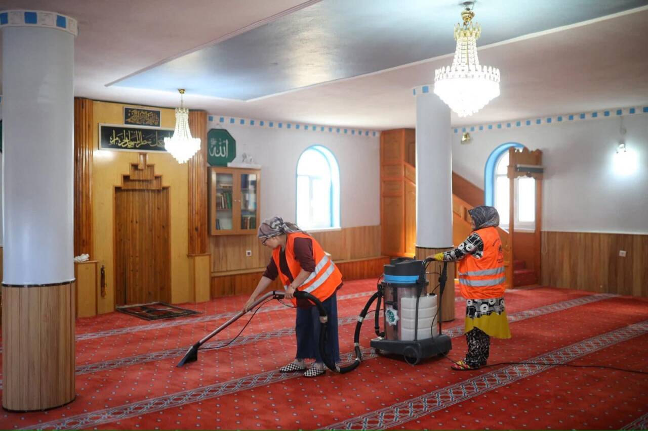 Aksaray Belediyesi, şehir genelindeki cami ve ibadethanelerde düzenli temizlik çalışmalarını