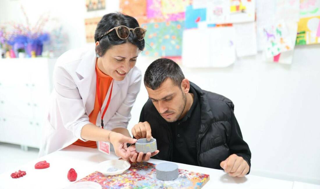 Aksaray’da Engelsiz Yaşam Merkezinde etkinlikler sürüyor Aksaray’da sosyal belediyecilik çalışmaları kapsamında anlamlı faaliyetler devam ediyor. Evren