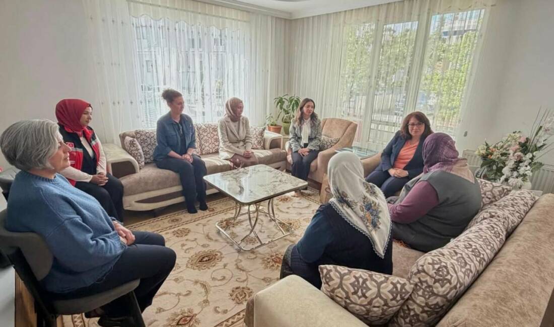 Şehit annelerine Anneler Günü’nde anlamlı ziyaret Aksaray’da Anneler Günü dolayısıyla düzenlenen program kapsamında, şehit anneleri unutulmadı.