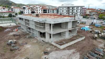 Coğlaki Mahallesi’nde yapımı süren Gençlik Merkezi Projesi’nde çalışmalar planlanan takvim