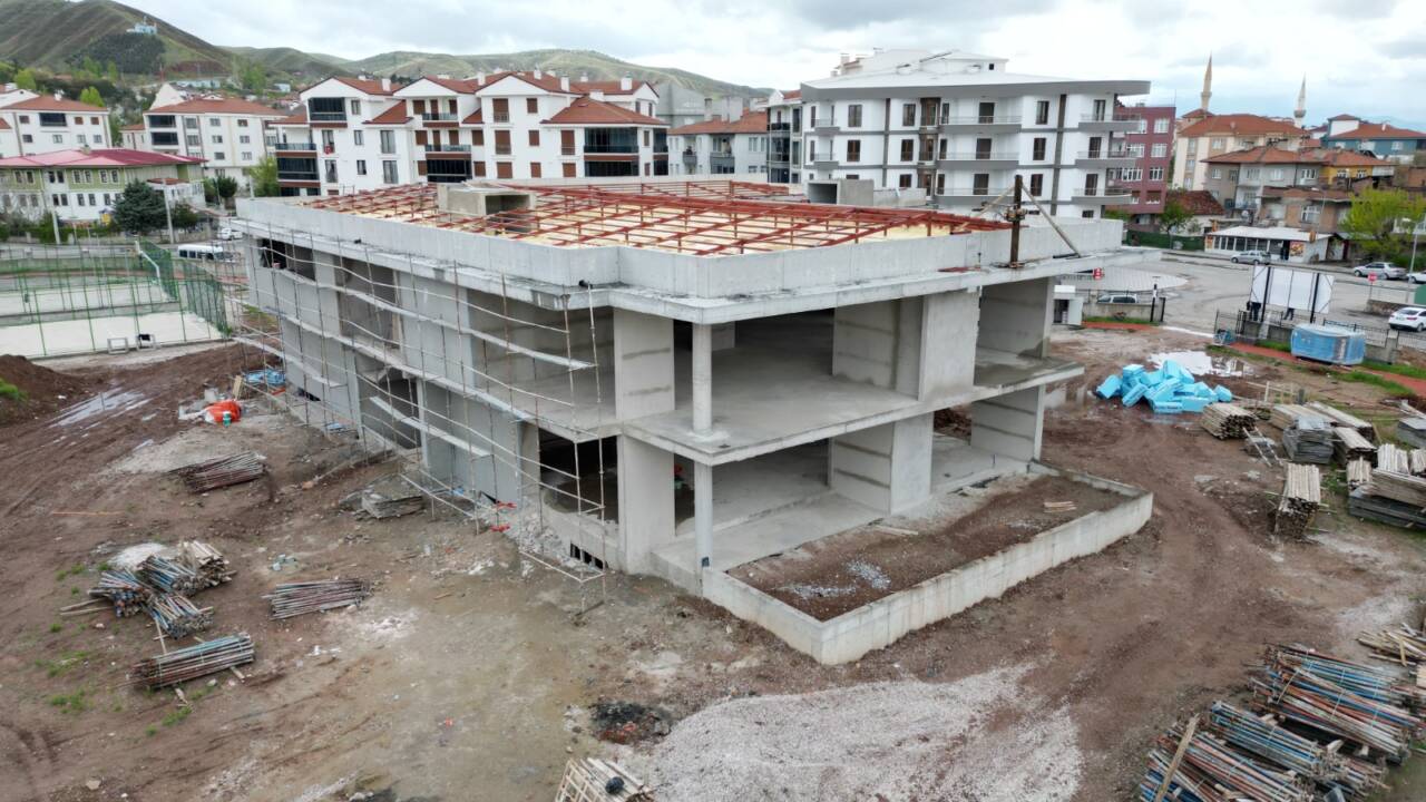 Coğlaki Mahallesi’nde yapımı süren Gençlik Merkezi Projesi’nde çalışmalar planlanan takvim