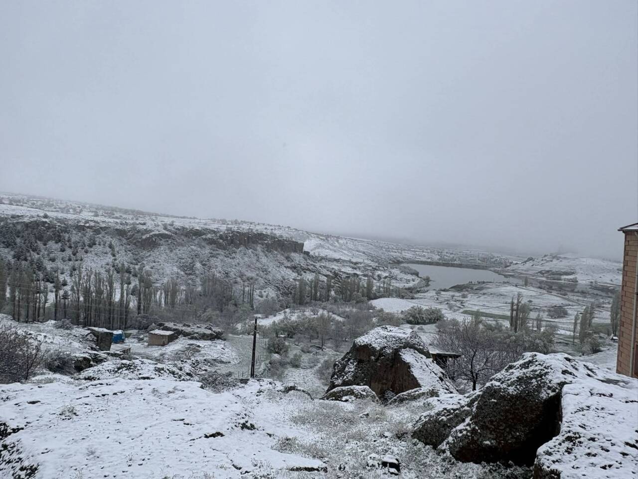 Aksaray’ın Güzelyurt ilçesi, 5 Mayıs sabahına beklenmedik bir kar yağışıyla