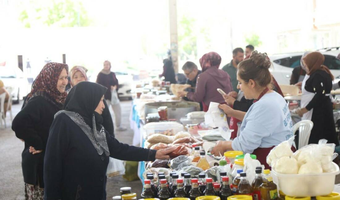 Aksaray’da Hanımeli Pazarı yoğun ilgi görüyor Aksaray Belediyesi tarafından hayata geçirilen Hanımeli Pazarı, kadınların üretime katılımını