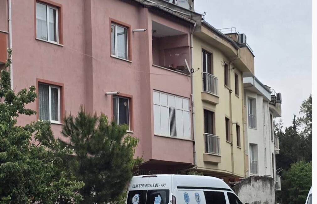 Öğretmen yalnız yaşadığı evde ölü bulundu! Bursa'nın İnegöl ilçesinde 46 yaşındaki öğretmen, yalnız yaşadığı evinde ölü