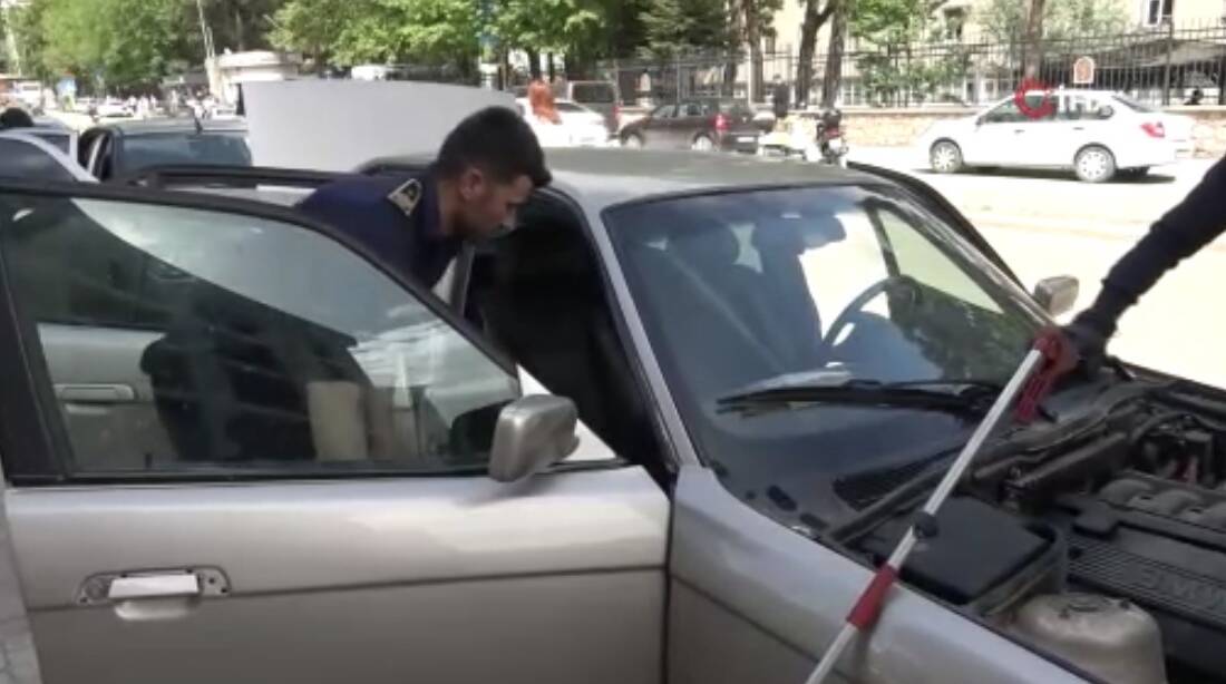 Amasya’da otomobilin içine giren 1,5 metre uzunluğundaki yılan, itfaiye ekiplerince