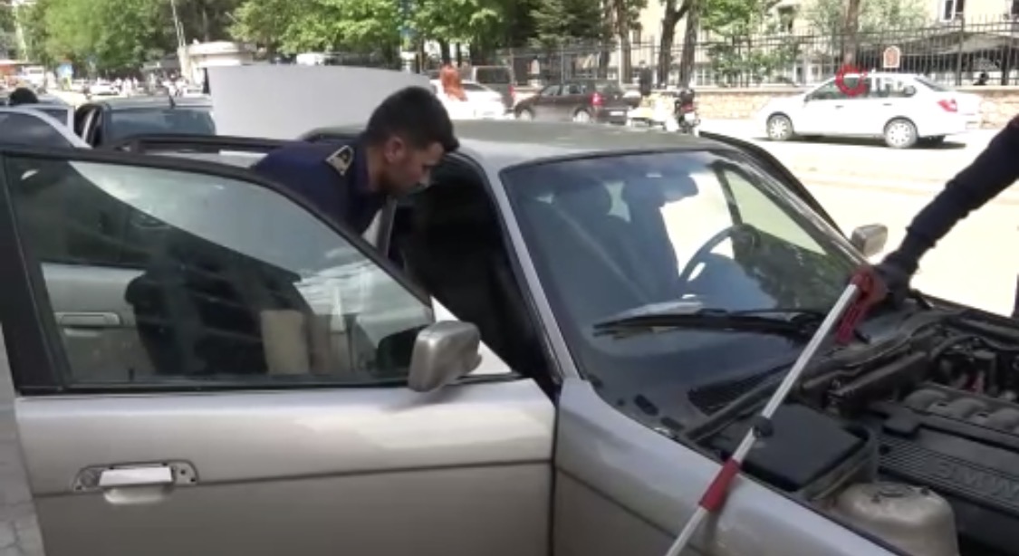 Amasya’da otomobilin içine giren 1,5 metre uzunluğundaki yılan, itfaiye ekiplerince