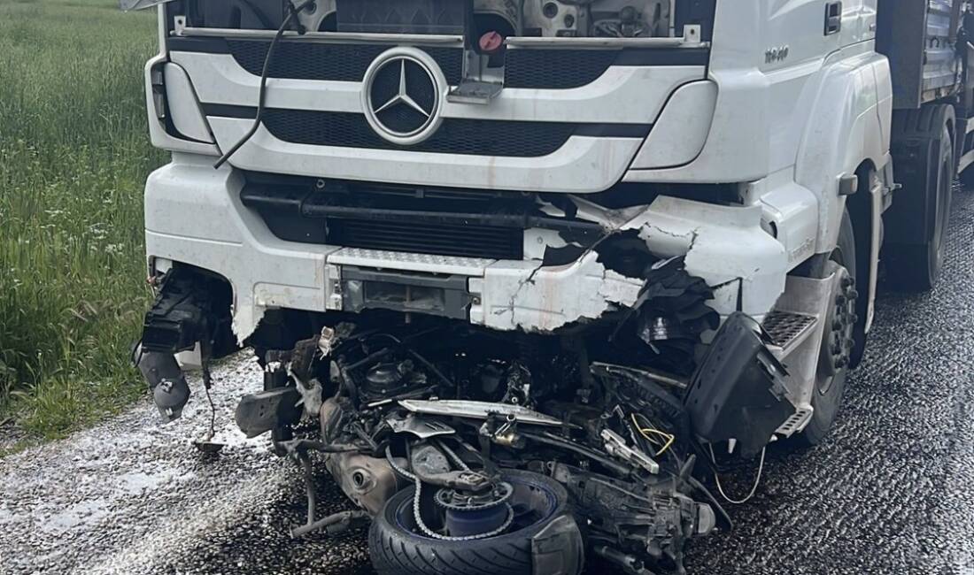 Afyonkarahisar'da kullandıkları motosikletle tırın altına giren çiftten koca olay yerinde
