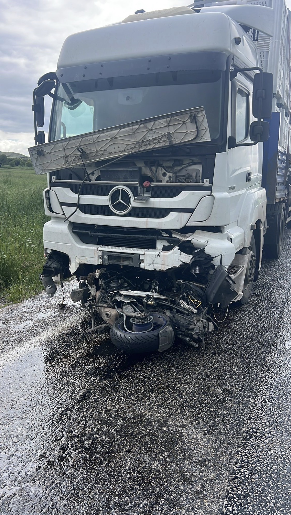 Afyonkarahisar'da kullandıkları motosikletle tırın altına giren çiftten koca olay yerinde