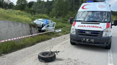 Kastamonu'nun Araç ilçesinde otomobilin istinat duvarına çarpması neticesinde meydana gelen