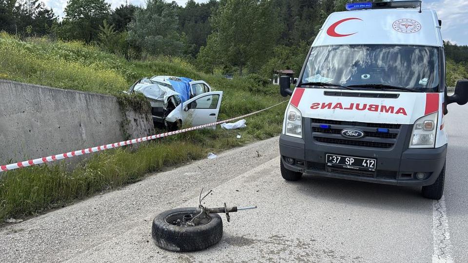 Kastamonu'nun Araç ilçesinde otomobilin istinat duvarına çarpması neticesinde meydana gelen
