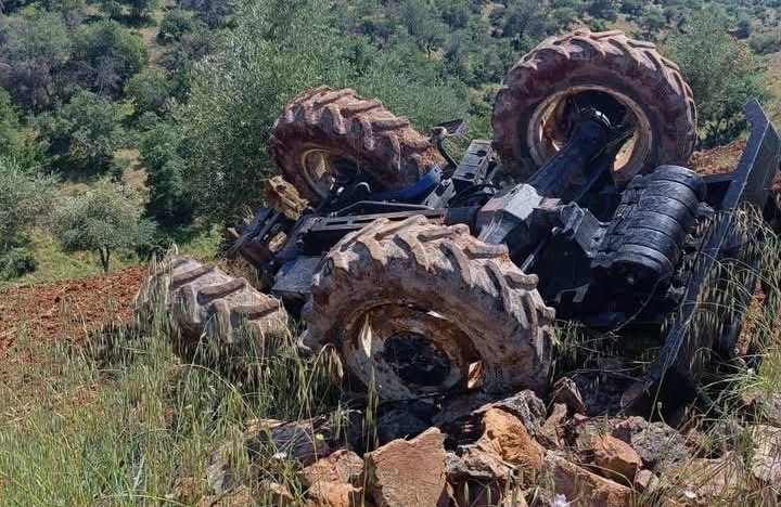 Gaziantep'in İslahiye ilçesinde kontrolden çıkarak devrilen traktörün sürücüsü hayatını kaybetti.