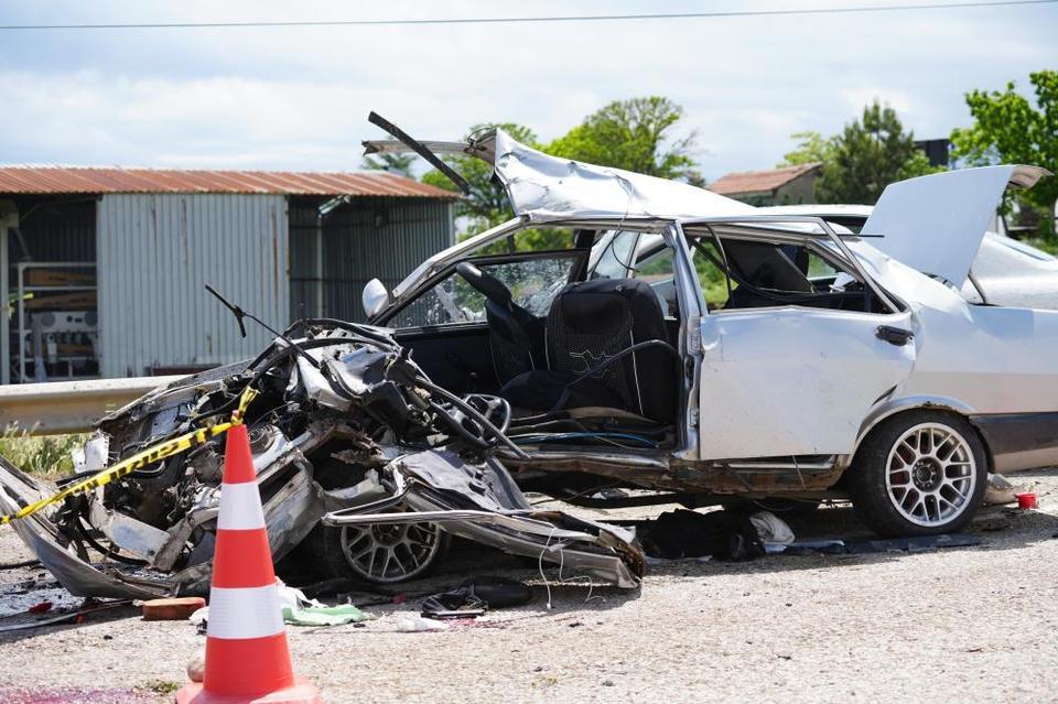 Kırıkkale'de iki otomobilin çarpışması neticesinde meydana gelen trafik kazasında ilk