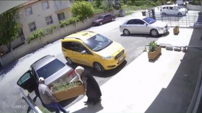 Aksaray’ın Coğlaki Mahallesi’nde yabancı plakalı araçla gelen biri kadın biri