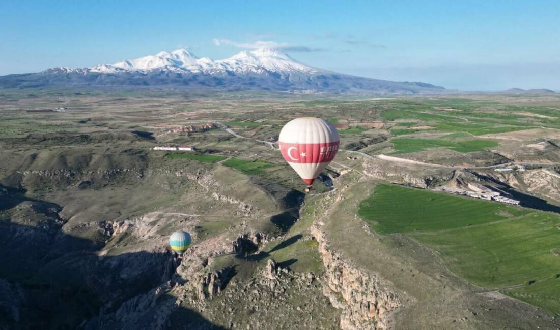Ihlara Vadisi’nde gün doğumu büyüsü: Balonlar gökyüzünü renklendirdi Aksaray’da gün doğumuyla birlikte Ihlara Vadisi üzerinde yükselen sıcak hava
