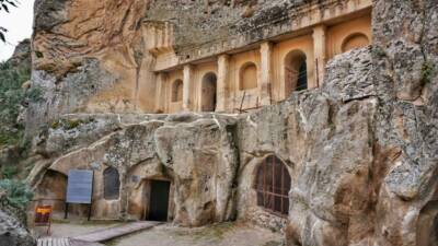 Aksaray’daki Ihlara Vadisi’nde bulunan Sümbüllü Kilise, 10–12. yüzyıla tarihlenen freskleri
