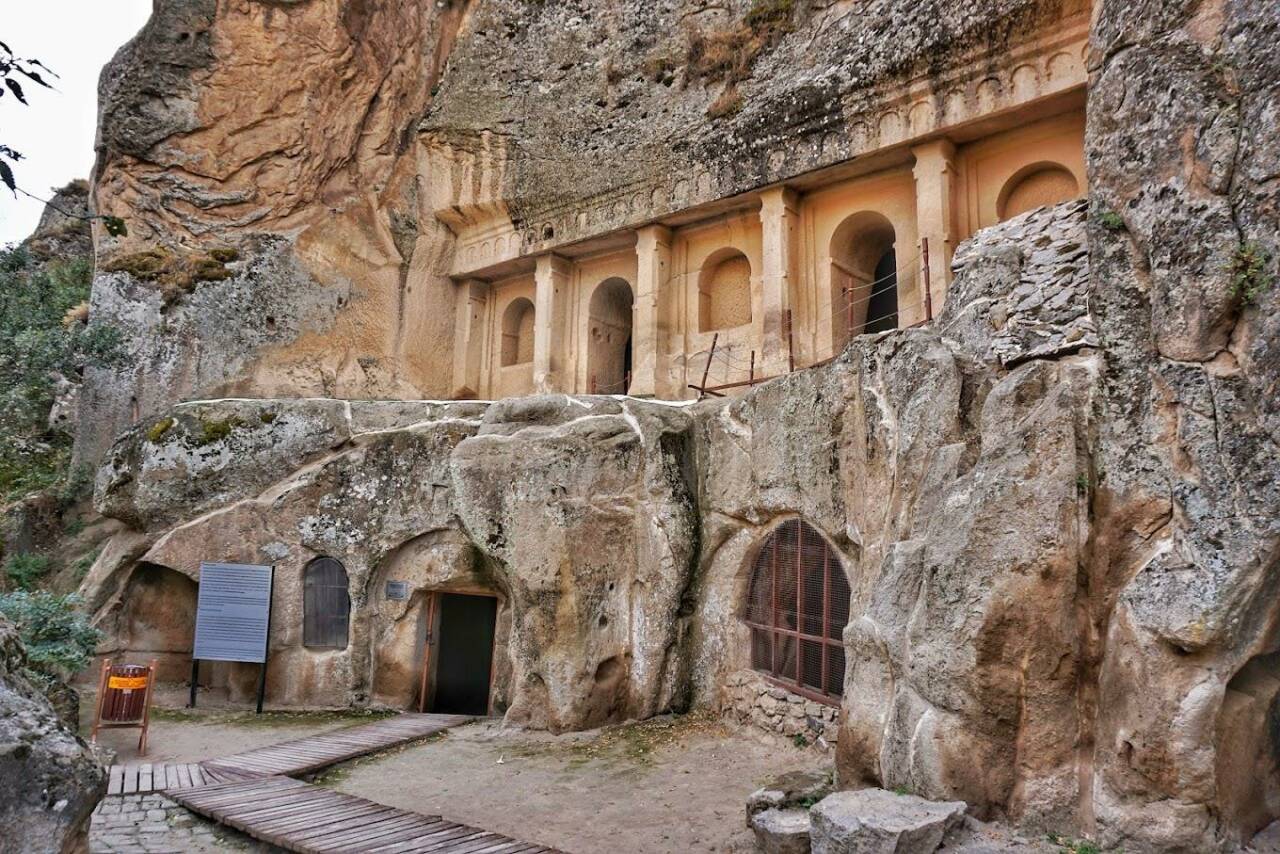 Aksaray’daki Ihlara Vadisi’nde bulunan Sümbüllü Kilise, 10–12. yüzyıla tarihlenen freskleri