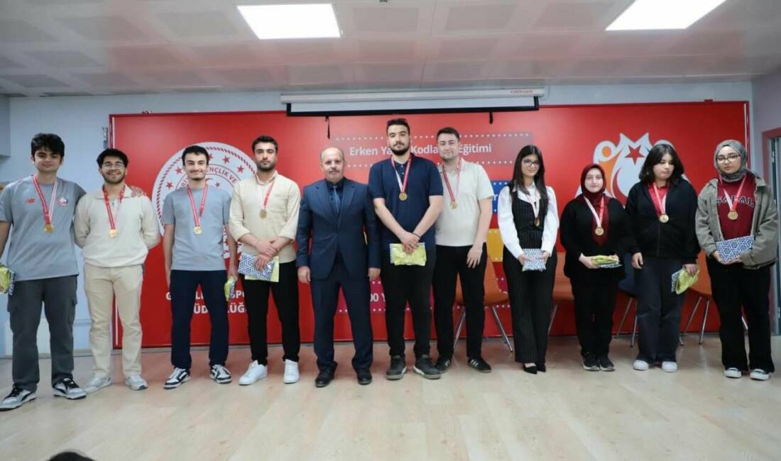 Aksaray’da Gençlere Kültür ve Sanat Ödülleri Verildi Gençlik ve Spor Bakanlığı’nın düzenlediği yarışmalarda dereceye giren öğrencilere Aksaray’da