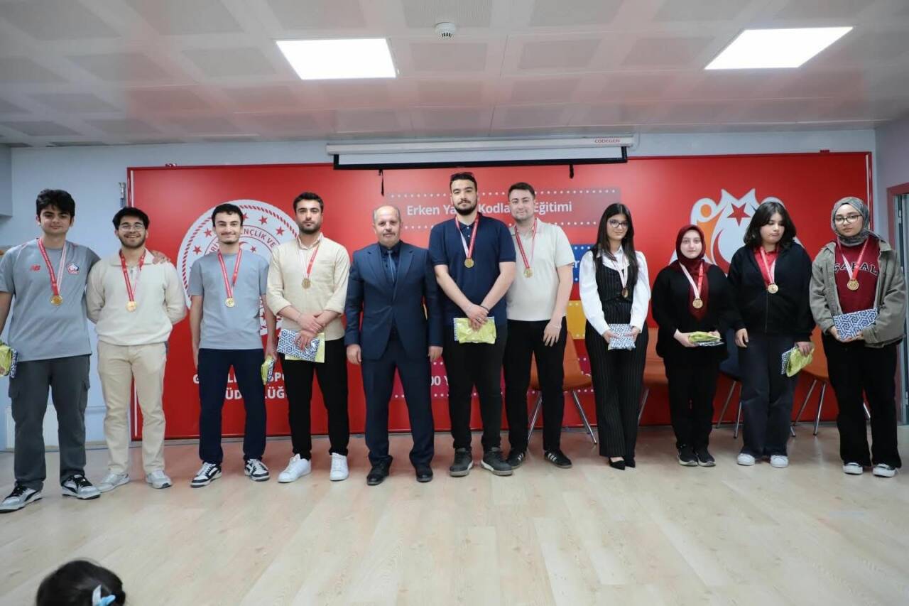 Gençlik ve Spor Bakanlığı’nın düzenlediği yarışmalarda dereceye giren öğrencilere Aksaray’da