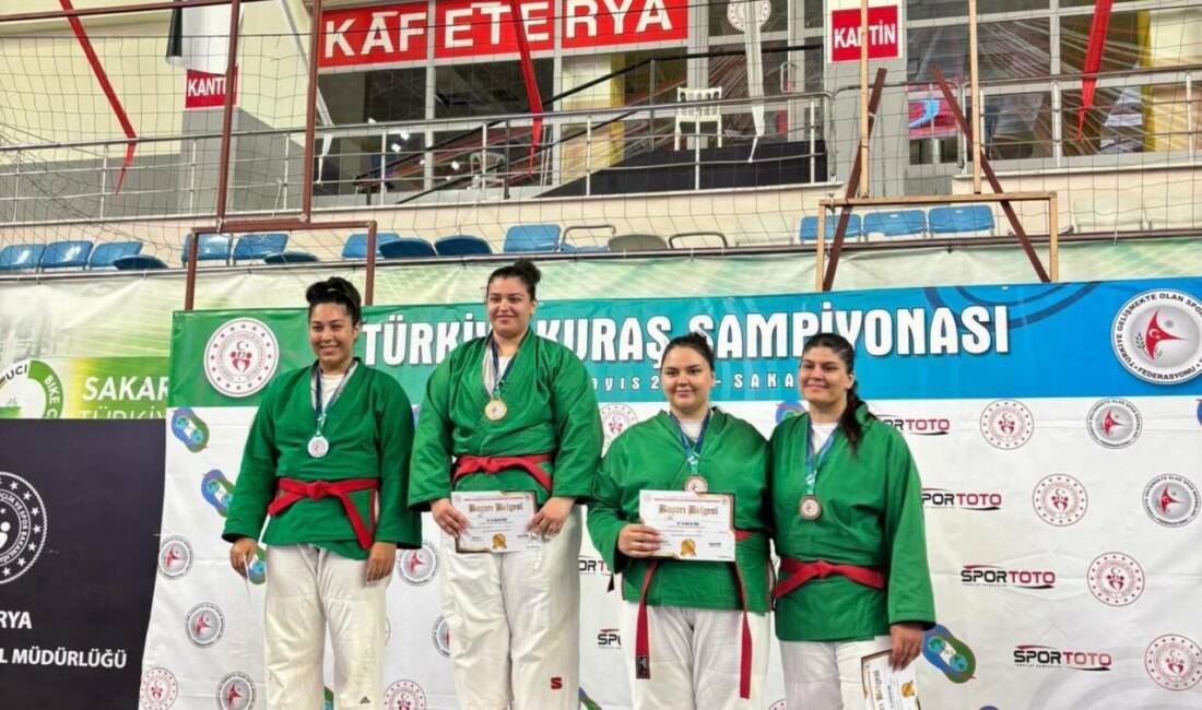 Sakarya’da düzenlenen Büyükler Türkiye Kuraş Şampiyonası’nda mücadele eden Aksaraylı sporcular,