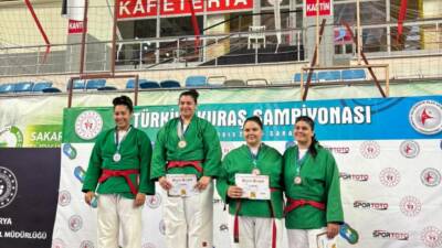 Sakarya’da düzenlenen Büyükler Türkiye Kuraş Şampiyonası’nda mücadele eden Aksaraylı sporcular,