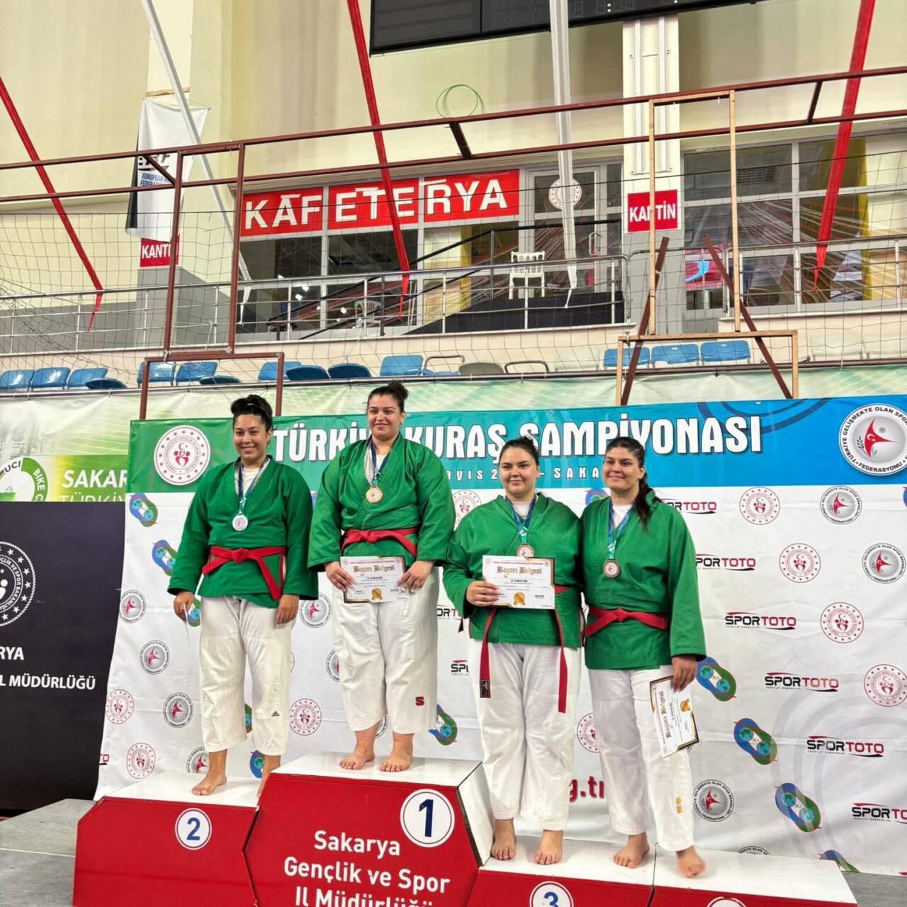 Sakarya’da düzenlenen Büyükler Türkiye Kuraş Şampiyonası’nda mücadele eden Aksaraylı sporcular,
